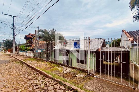 Fachada  de casa para alugar com 2 quartos, 70m² em Jardim Carvalho, Porto Alegre