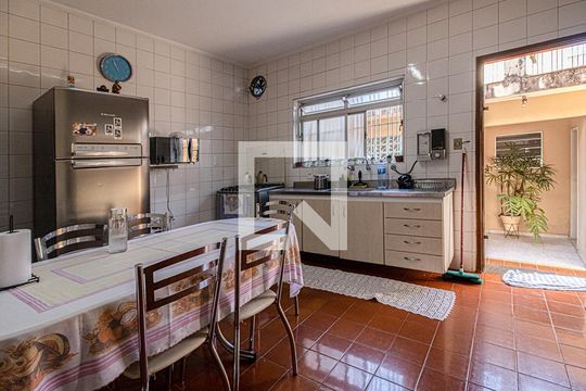 cozinha de casa à venda com 3 quartos, 325m² em Vila Santo Estefano, São Paulo