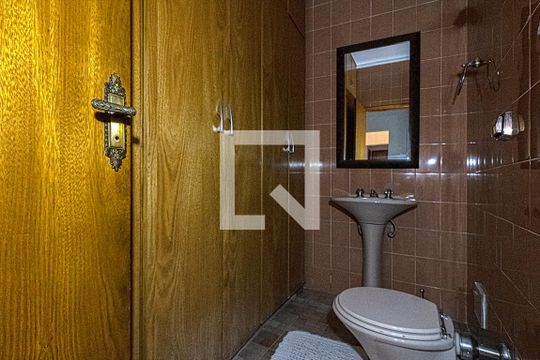 banheiro social de casa à venda com 3 quartos, 325m² em Vila Santo Estefano, São Paulo