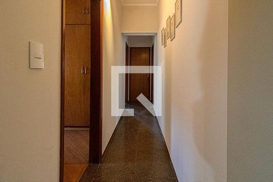 corredor para os comodos de casa à venda com 3 quartos, 325m² em Vila Santo Estefano, São Paulo
