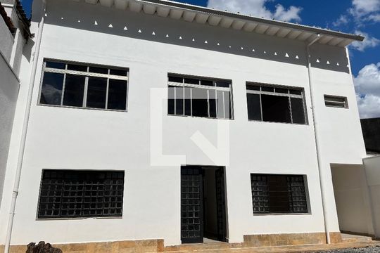 Fachada de casa para alugar com 5 quartos, 430m² em Vila Romana, São Paulo