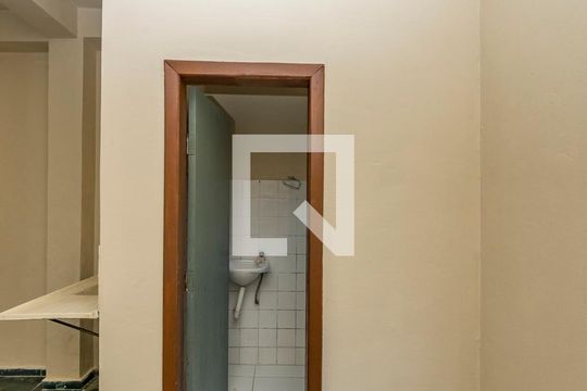 Banheiro de kitnet/studio para alugar com 1 quarto, 24m² em Alto dos Pinheiros, Belo Horizonte