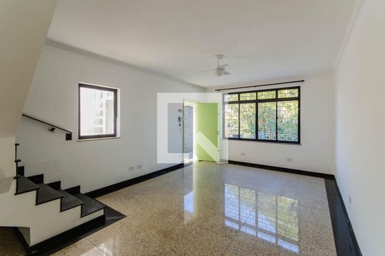 Casa para alugar com 3 quartos, 320m² em Vila Monumento, São Paulo