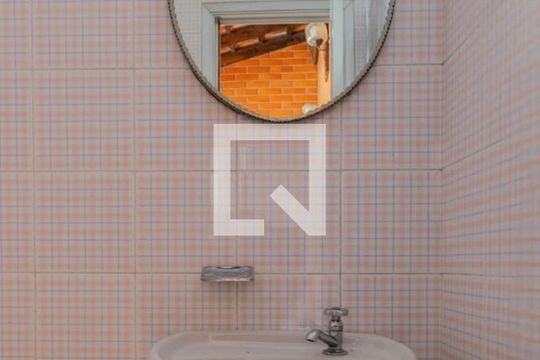 Banheiro de serviço de casa para alugar com 3 quartos, 320m² em Vila Monumento, São Paulo