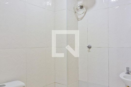 Banheiro de kitnet/studio para alugar com 1 quarto, 29m² em Vila Baruel, São Paulo