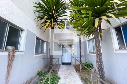 Hall de entrada de apartamento à venda com 2 quartos, 47m² em Califórnia, Belo Horizonte