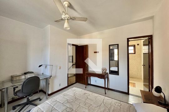 Suíte de casa de condomínio à venda com 4 quartos, 182m² em Vargem Pequena, Rio de Janeiro