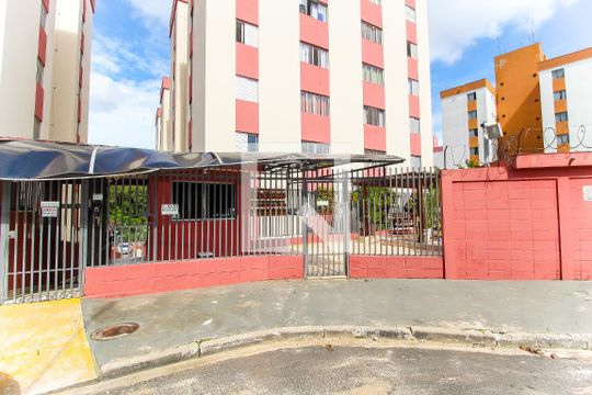 Fachada de apartamento para alugar com 2 quartos, 50m² em Vila Carmosina, São Paulo