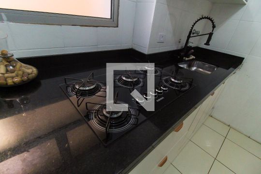 Cozinha de apartamento para alugar com 2 quartos, 50m² em Vila Carmosina, São Paulo