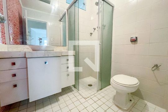 Banheiro de apartamento à venda com 3 quartos, 160m² em Pinheiros, São Paulo