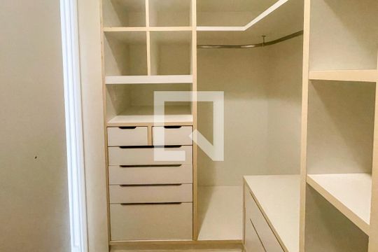Closet de apartamento à venda com 3 quartos, 160m² em Pinheiros, São Paulo
