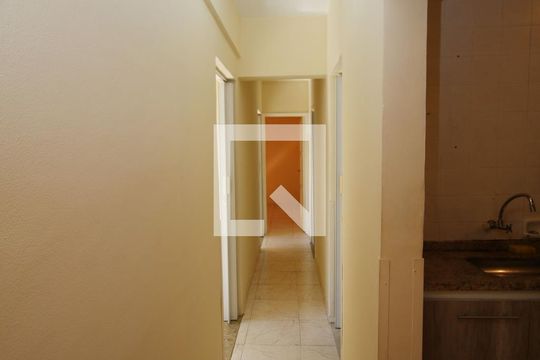 Corredor de apartamento para alugar com 3 quartos, 115m² em Olaria, Rio de Janeiro