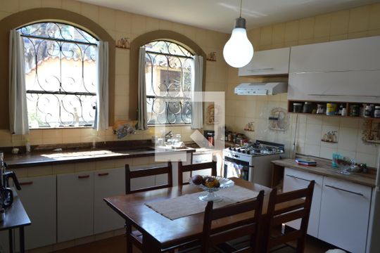 Cozinha  de casa de condomínio à venda com 5 quartos, 370m² em Taquara, Rio de Janeiro
