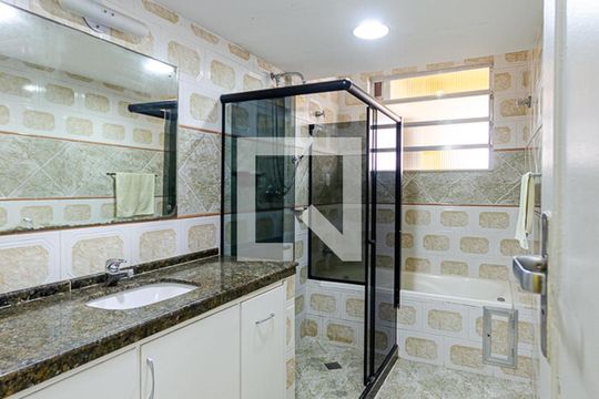 Banheiro de apartamento à venda com 3 quartos, 170m² em São Domingos, Niterói