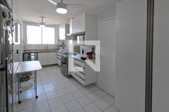 Cozinha de apartamento para alugar com 3 quartos, 189m² em Gonzaga, Santos