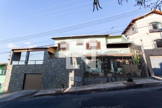 Fachada de casa à venda com 4 quartos, 360m² em Esplanada, Belo Horizonte