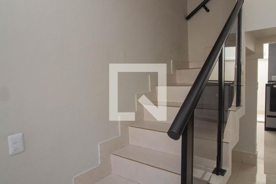 Escada de casa de condomínio à venda com 2 quartos, 60m² em Jardim Felicidade (zona Oeste), São Paulo