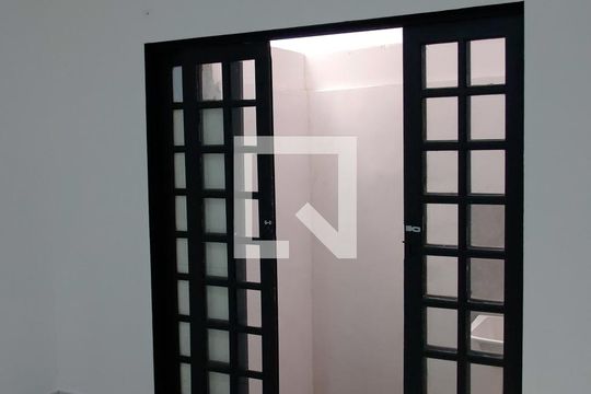 Quarto de casa para alugar com 1 quarto, 42m² em Cipava, Osasco