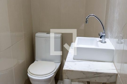 Banheiro de casa para alugar com 1 quarto, 42m² em Cipava, Osasco