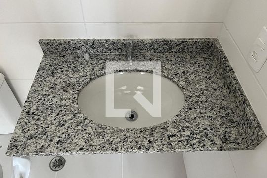 Banheiro de apartamento à venda com 1 quarto, 47m² em Vila Anastácio, São Paulo