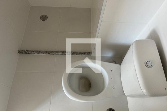 Banheiro de apartamento à venda com 1 quarto, 47m² em Vila Anastácio, São Paulo
