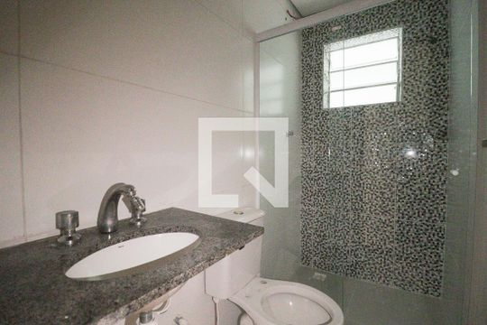 Banheiro  de casa para alugar com 2 quartos, 47m² em Parque Peruche, São Paulo