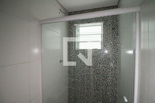 Banheiro  de casa para alugar com 2 quartos, 47m² em Parque Peruche, São Paulo