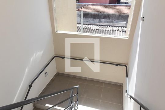 Escada de apartamento para alugar com 1 quarto, 40m² em Santana, São Paulo