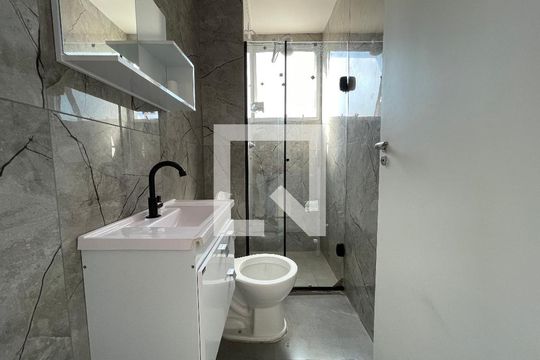 Banheiro de apartamento para alugar com 2 quartos, 42m² em Jardim Gilda Maria, São Paulo