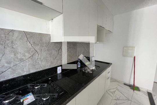 Cozinha de apartamento para alugar com 2 quartos, 42m² em Jardim Gilda Maria, São Paulo