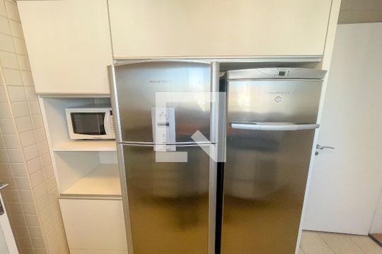 Cozinha de apartamento para alugar com 2 quartos, 184m² em Cerqueira César, São Paulo