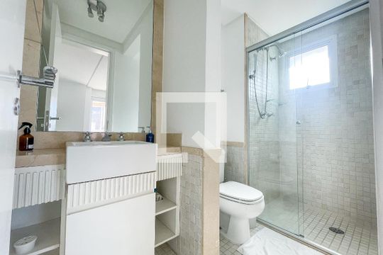 Banheiro da Suíte 1 de apartamento para alugar com 2 quartos, 184m² em Cerqueira César, São Paulo