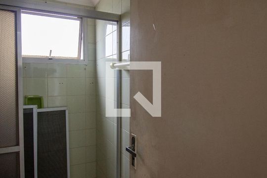 Banheiro de apartamento para alugar com 2 quartos, 47m² em Limoeiro, São Paulo