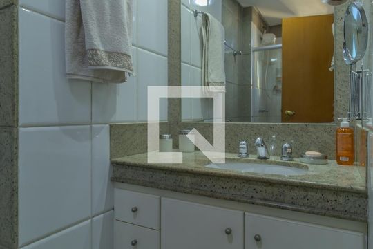 Banheiro Quarto 3 de apartamento à venda com 4 quartos, 245m² em Colégio Batista, Belo Horizonte