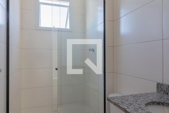 Banheiro de apartamento à venda com 2 quartos, 55m² em Vila Galvão, Guarulhos