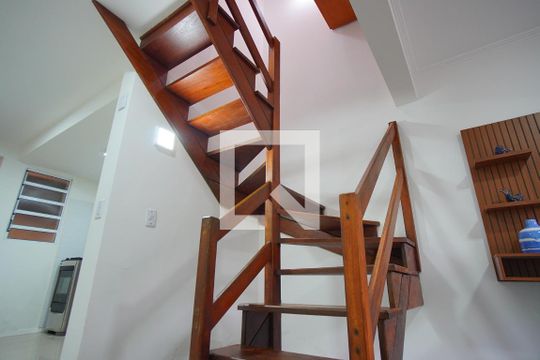 Escada para segundo andar de casa à venda com 2 quartos, 72m² em Sarandi, Porto Alegre