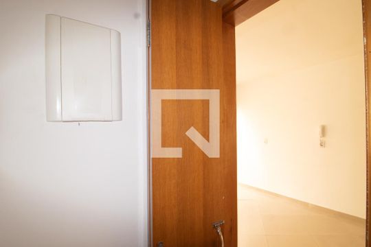 Lavabo de casa de condomínio para alugar com 2 quartos, 90m² em Vila Irmãos Arnoni, São Paulo