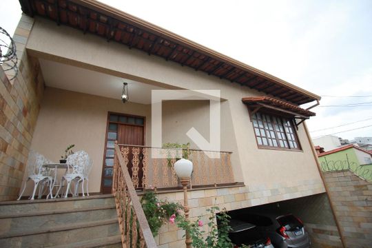 Sacada de casa à venda com 3 quartos, 244m² em Cachoeirinha, Belo Horizonte