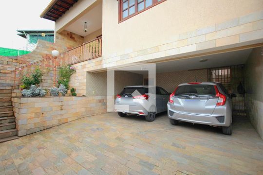 Garagem de casa à venda com 3 quartos, 244m² em Cachoeirinha, Belo Horizonte