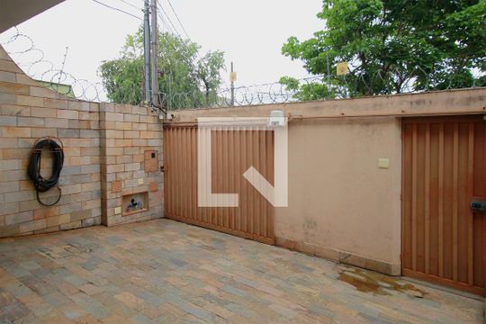 Garagem de casa à venda com 3 quartos, 244m² em Cachoeirinha, Belo Horizonte