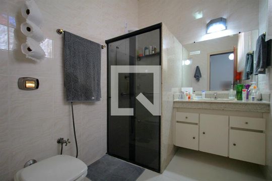 Banheiro da Suíte de casa à venda com 3 quartos, 244m² em Cachoeirinha, Belo Horizonte