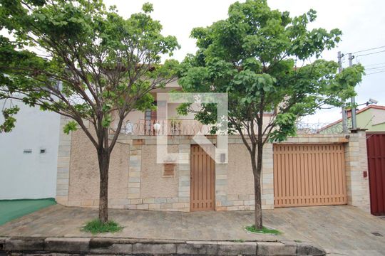 Fachada de casa à venda com 3 quartos, 244m² em Cachoeirinha, Belo Horizonte