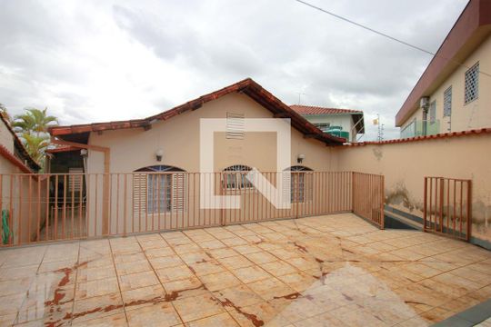 Quintal de casa à venda com 3 quartos, 244m² em Cachoeirinha, Belo Horizonte