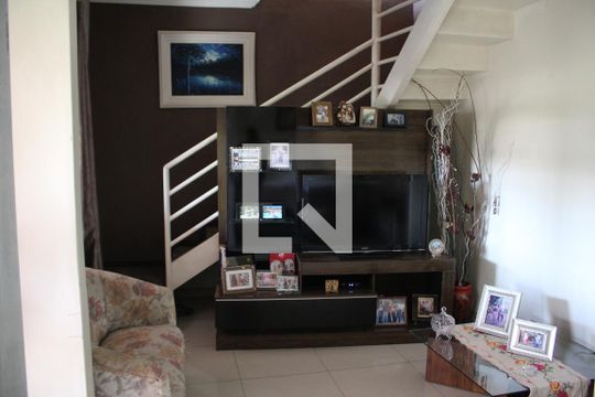 Sala de casa à venda com 4 quartos, 250m² em Darcy Vargas, Contagem