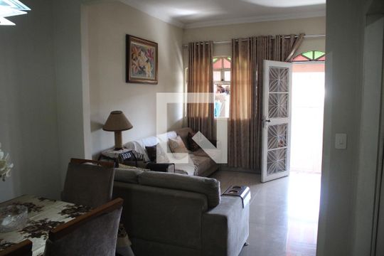 Sala de casa à venda com 4 quartos, 250m² em Darcy Vargas, Contagem