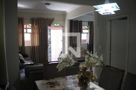Sala de casa à venda com 4 quartos, 250m² em Darcy Vargas, Contagem