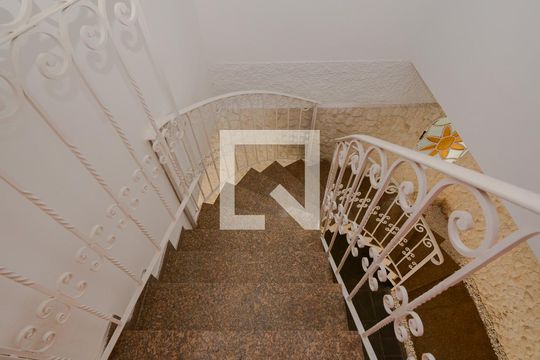 acesso ao andar de baixo de casa para alugar com 4 quartos, 635m² em Centro, São Bernardo do Campo