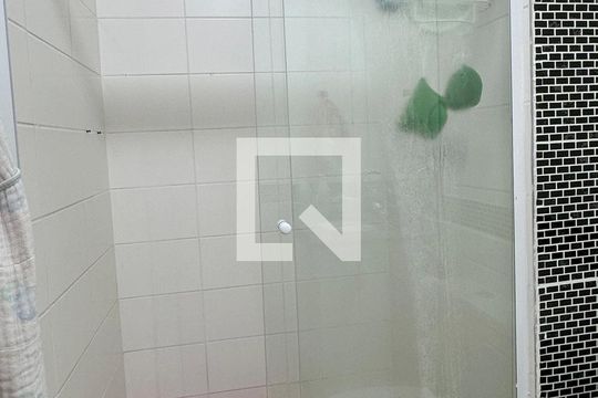 Banheiro Social de apartamento à venda com 3 quartos, 72m² em Jardim Tupanci, Barueri