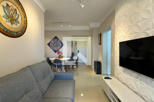 Sala de apartamento à venda com 3 quartos, 72m² em Jardim Tupanci, Barueri