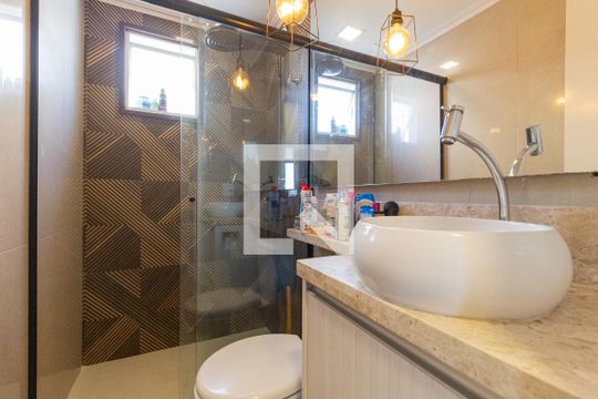 Banheiro da suíte de apartamento à venda com 2 quartos, 57m² em Santo Antônio, Osasco